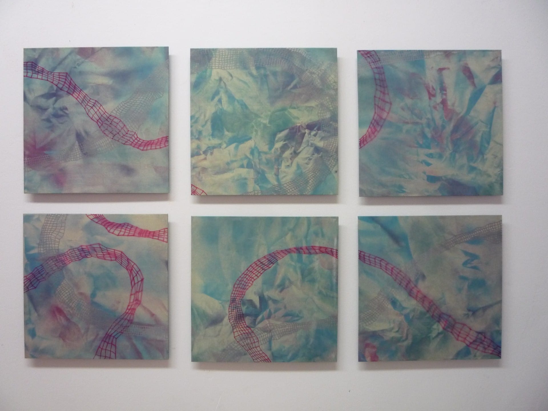 Rastro difuso IV, seis piezas de 30 × 30 cm. Dimensiones variables. Mixta/papel/aluminio. 2017